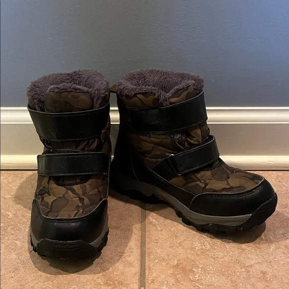 Boy’s Snow Boots - Picture 1 of 8
